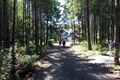 2024-06-20-Bus-Tour-Marilyn-Johnson-1-home-in-the-woods